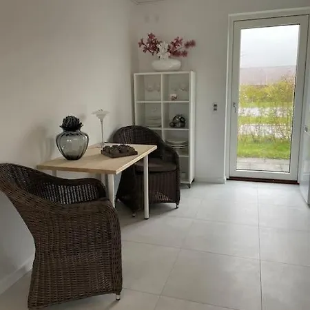 Skont Raekkehus Med Have * Gistrup